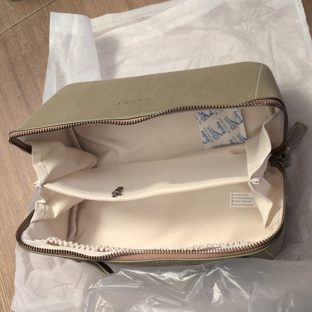 Eachy Faux Suede Make Up Cosmetic Bag Green Nwt